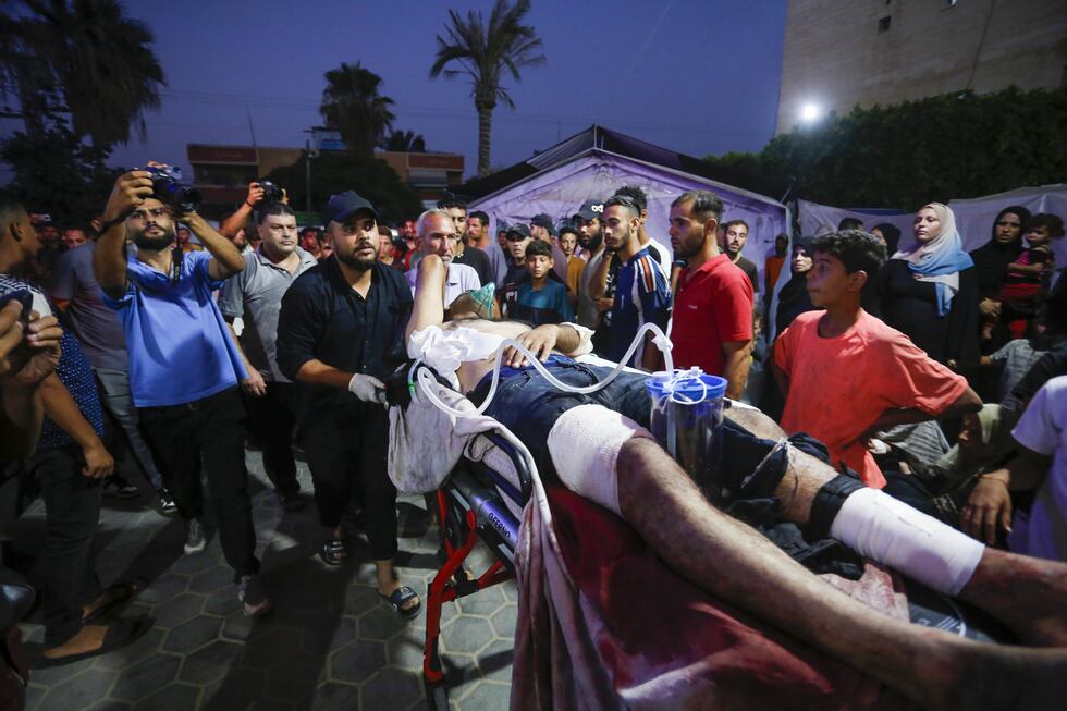 Traslado de un herido tras un ataque israelí contra el campo de refugiados de Nuseirat (Gaza) al Hospital de los Mártires de Al Aqsa, en Deir Al Balah, el jueves.