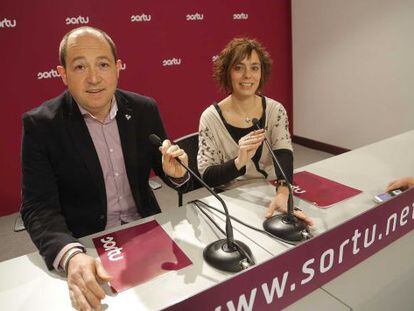 Pernando Barrena y Amaia Izco, portavoces de Sortu, en una comparecencia en la sede del partido en San Sebasti&aacute;n.