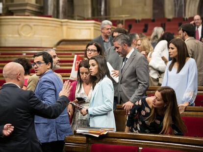 Diputats de Ciutadans i PSC a l'espera de l'inici del ple que finalment s'ha suspès.