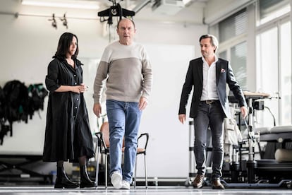 Marc Gauthier, entre los codirectores de NeuroRestore, la neurocirujana suiza Jocelyne Bloch y el profesor de neurociencia de la Escuela Politécnica Federal de Lausana Grégoire Courtine, el viernes.