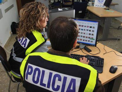 Dos policías analizan un ordenador con material pedófilo.