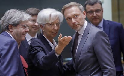 El ministro de Finanzas alemán, Christian Lindner (a la derecha), hablando con la presidenta del BCE, Christine Lagarde, y el comisario de Economía, Paolo Gentiloni, en un Eurogrupo en mayo.