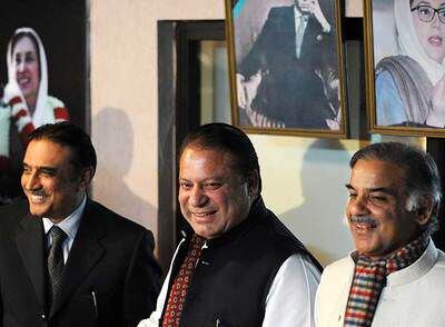 Los líderes de la oposición Azif Alí Zardari (izquierda) y Nawaz Sharif (centro), ayer en Islamabad.