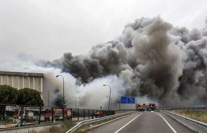 Vista del incendio en la planta de Campofr&iacute;o en Burgos, en noviembre de 2014.