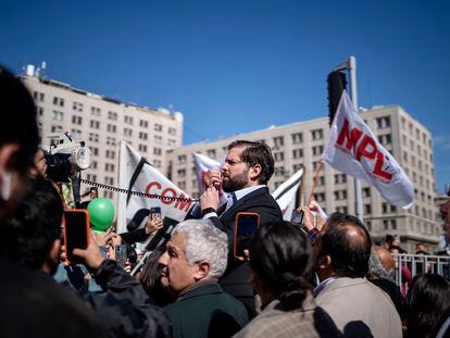 El presidente Gabriel Boric responde a los manifestantes congregados frente a La Moneda.