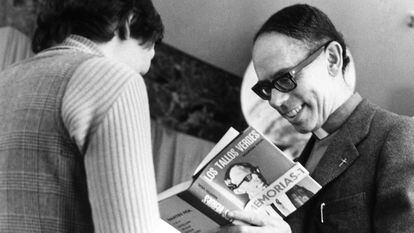 Martín Vigil (derecha) firma un libro a finales de los años sesenta.
