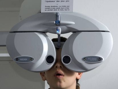 Un niño de 10 años pasa un reconocimiento oftalmológico en París.