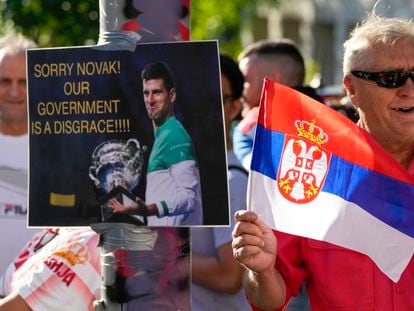 Concentración en defensa de Novak Djokovic ante hotel en el que el tenista estaba confinado en Australia.