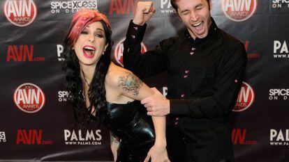 James Deen, junto a la actriz porno Joanna Angel, en la 27ª edición de los Premios Adult Video News en 2010, celebrada en Las Vegas.