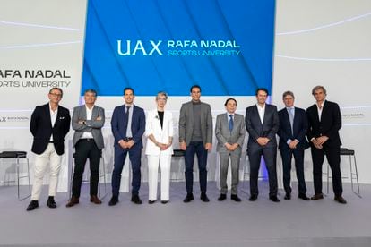 El tenista Rafael Nadal junto a miembros del equipo directivo de UAX Rafa Nadal Sports University.
