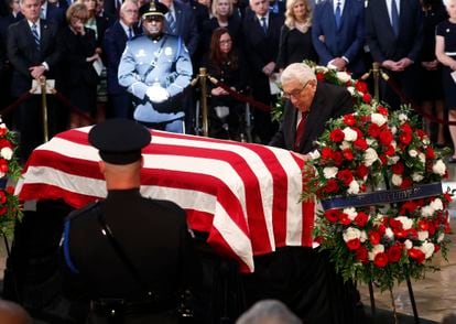 Henry Kissinger presenta sus respetos ante el féretro con los restos del senador John McCain, en el Capitolio de Washington en agosto de 2018.