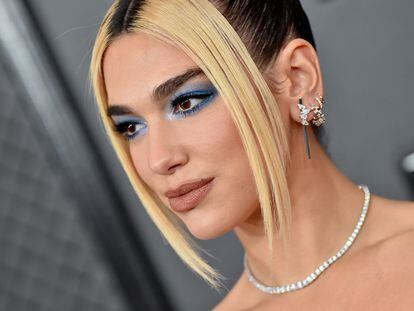 Dua Lipa con un maquillaje resaltado por las sombras de ojos en los Grammy 2020, Los Angeles, California.