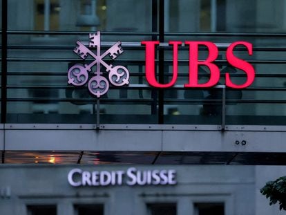 Logos de UBS y de Credit Suisse, en unas sucursales en Zúrich.