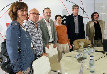 De izquierda a derecha, la consejera de Cultura, Blanca Urgell, el exviceconsejero de Euskera, Patxi Baztarrika; el director del Instituto de Euskera de la UPV, Pello Salaburu; la viceconsejera de Euskera, Lurdes Azurmendi; el analista político Kepa Aulestia y el secretario general de Participación Ciudadana, Andoni Unzalu, ayer antes de comenzar el debate de Publikoa en Bilbao.Bilbao.