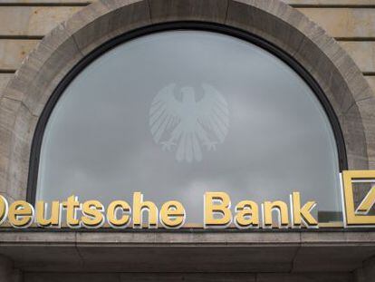 Logo de Deutsche Bank en una sucursal de la entidad en Fr&aacute;ncfort.