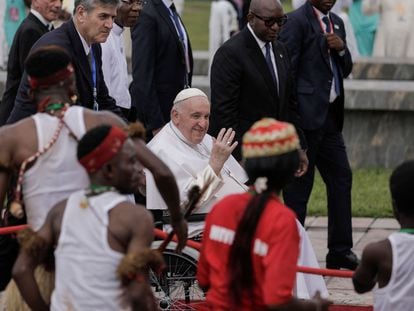 El Papa a su llegada a Kinsasa, capital de la República Democrática del Congo, este martes.