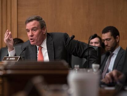 El senador dem&oacute;crata Mark Warner, muy cr&iacute;tico con Facebook.