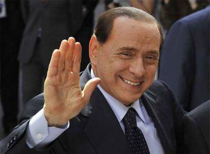 Berlusconi saluda a su llegada a la cumbre de Jefes de Estado y de Gobierno en Bruselas, el pasado jueves.