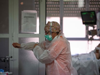 Una sanitaria en la UCI del hospital Príncipe de Asturias en Alcalá de Henares (Madrid), el pasado abril.