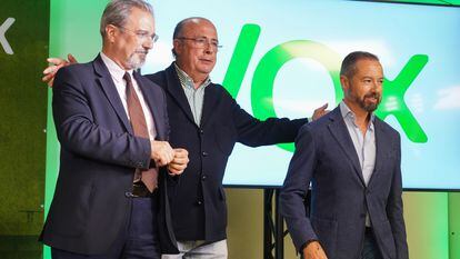Juan Manuel Badenas, portavoz municipal de Vox en Valencia (primero a la derecha en la imagen), con Carlos Flores Juberías e Ignacio Gil Lazaro en la campaña electoral del pasado mes de mayo.