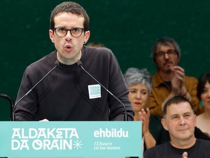 El candidato de Bildu a lehendakari, Pello Otxandiano, en un acto electoral en Tolosa.