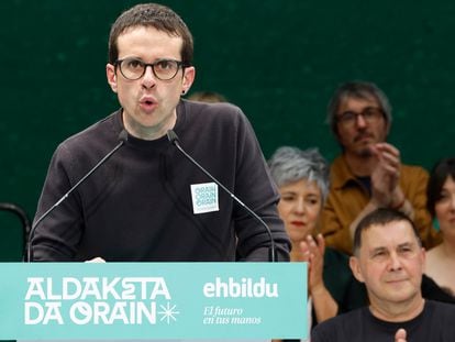 El candidato de Bildu a Lehendakari, Pello Otxandiano, el pasado sábado en la localidad guipuzcoana de Tolosa, al que asisitó el coordinador general de EH Bildu, Arnaldo Otegi (d), entre otros.