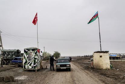 Un control militar en la carretera hacia Füzuli antes de entrar en los territorios recuperados por Azerbaiyán en la reciente guerra contra las fuerzas armenias de Nagorno Karabaj. En él ondea la bandera azerbaiyana y también la de Turquía, cuyo apoyo fue clave para derrotar a Armenia.