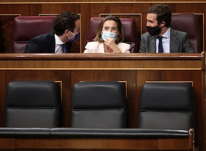 Los diputados del PP Teodoro García Egea, Cuca Gamarra y Pablo Casado charlan en sus escaños durante una sesión plenaria en el Congreso de los Diputados.