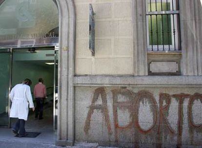 Pintadas en contra del aborto en la fachada de una clínica en Madrid.