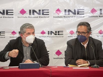 El director del Registro Nacional de Electores, René Miranda (izquierda), anuncia que se han conseguido las firmas necesarias para la revocación de mandato, este martes en Ciudad de México.