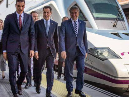 Pedro Sánchez, a su llegada a Granada en AVE, junto a otras autoridades. En vídeo, declaraciones de Sánchez tras el primer viaje en AVE a Granada.