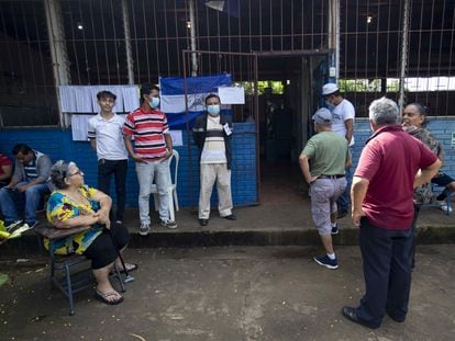 Varias personas esperaban para votar el domingo en Managua en las elecciones municipales.