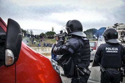 Antidisturbios durante el desalojo de la AP-7 en Salt (Girona), este miércoles. 