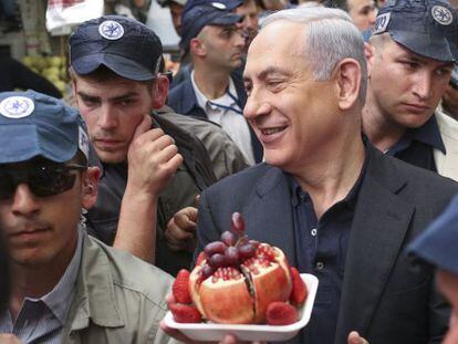 Benjam&iacute;n Netanyahu en una visita de campa&ntilde;a a un mercado de Jerusal&eacute;n. 