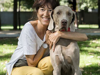 La narradora Ana Esteban pasea a su braco de Weimar, 'Álex', por la Casa de Campo de Madrid. 