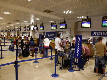 Pasajeros de Ryanair en Girona.