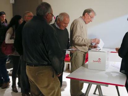 Militantes socialistas depositan su voto en la agrupaci&oacute;n de Alcobendas. 