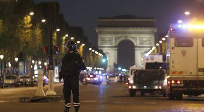 Los Campos El&iacute;seos de Par&iacute;s clausurados tras el ataque contra la polic&iacute;a