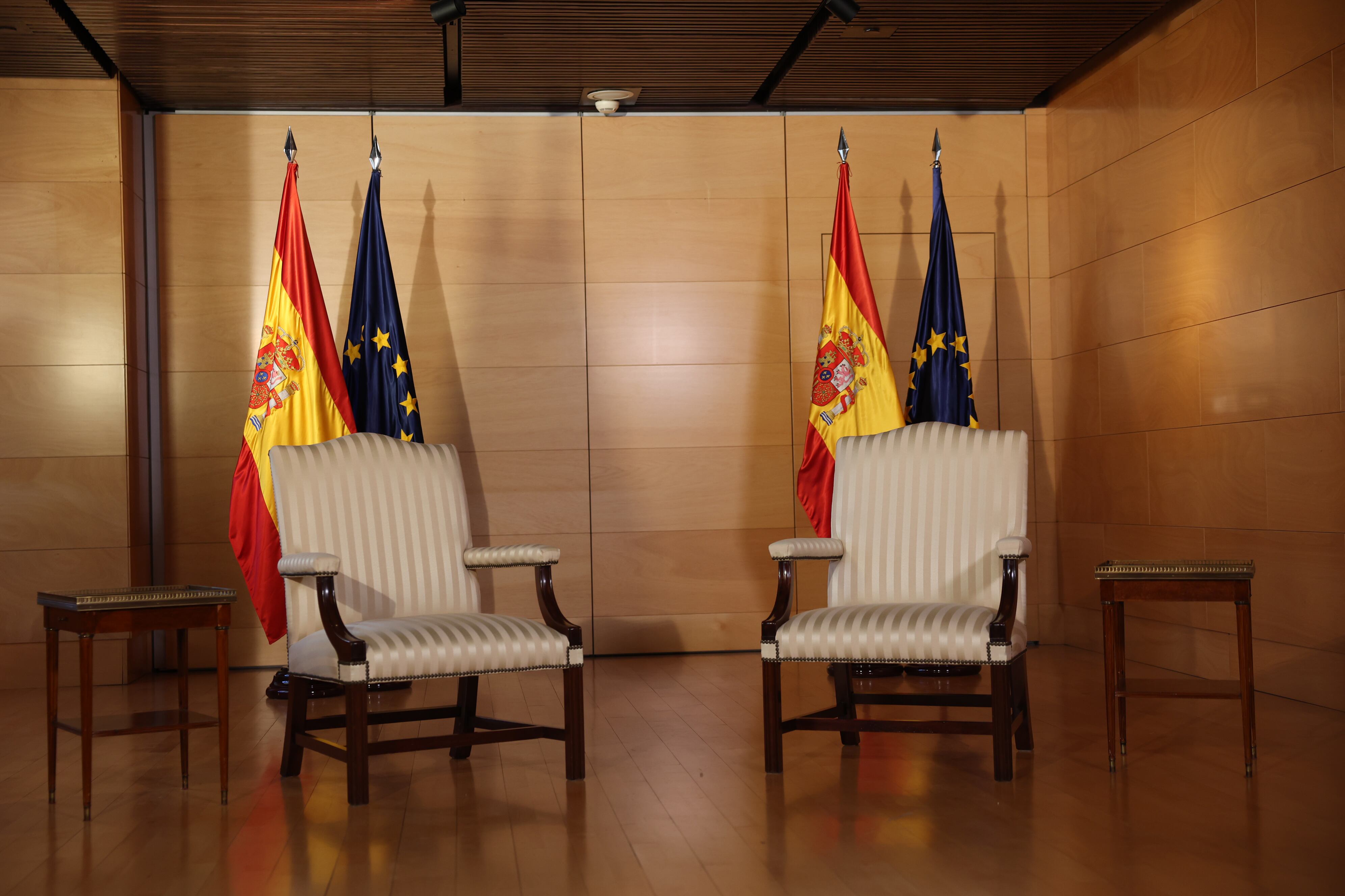 La sala de la reunión de Pedro Sánchez y Alberto Núñez Feijóo, minutos antes del encuentro, esta mañana.