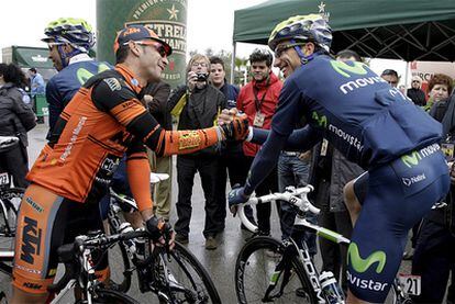 Rubén Plaza, del equipo Movistar, saluda a Javier Benítez, del KTM, en la Vuelta Ciclista a Murcia