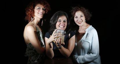 Zaloa Zamarreño (i), Elena Triviño (c) y Pilar Barrera (d).