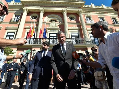 El presidente de la Región de Murcia y presidente del PP murciano, Fernando López Miras, a la izquierda, y el alcalde de Murcia, José Ballesta, atienden a los medios tras guardar el minuto de silencio en memoria de los fallecidos, este lunes.