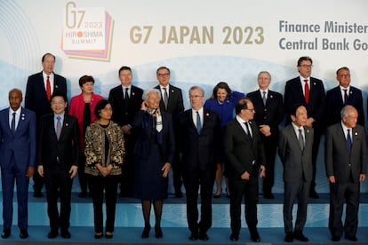 Los ministros de Economía y Finanzas del G-7 posan en la foto de grupo.