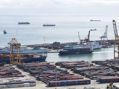 Contenedores en el puerto de Barcelona.