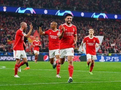 Goncalo Ramos después de marcar el segundo gol del Benfica durante el partido contra el Brujas, de los octavos de final de la Champions League, en Lisboa este martes.