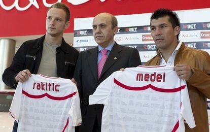 Medel y Rakitic, junto al presidente del Sevilla, José María Del Nido, en su presentación hoy como jugadores del equipo.