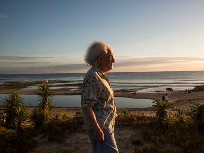 Ida Vitale en su casa de Las Flores en Maldonado (Uruguay).