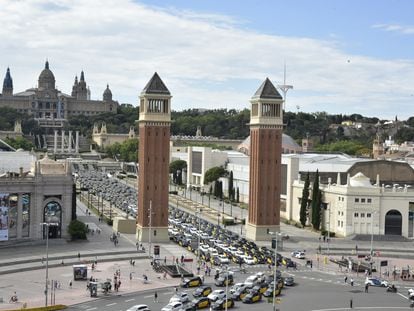 Inicio de la marcha lenta de taxis convocada por la asociación Élite taxi contra la liberalización de las VTC, la mañana de este miércoles en las Torres Venecianas de Barcelona.