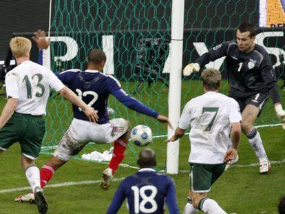 Henry, tras controlar el balón con la mano en el Francia-Irlanda de 2009.