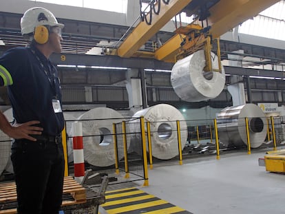 Un operario de una empresa de laminado de aluminio de Alicante.